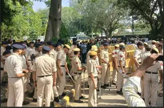 Delhi Police breaks peace at Jantar Mantar 2.0. Detains independent journalists and passers-by from the protest site